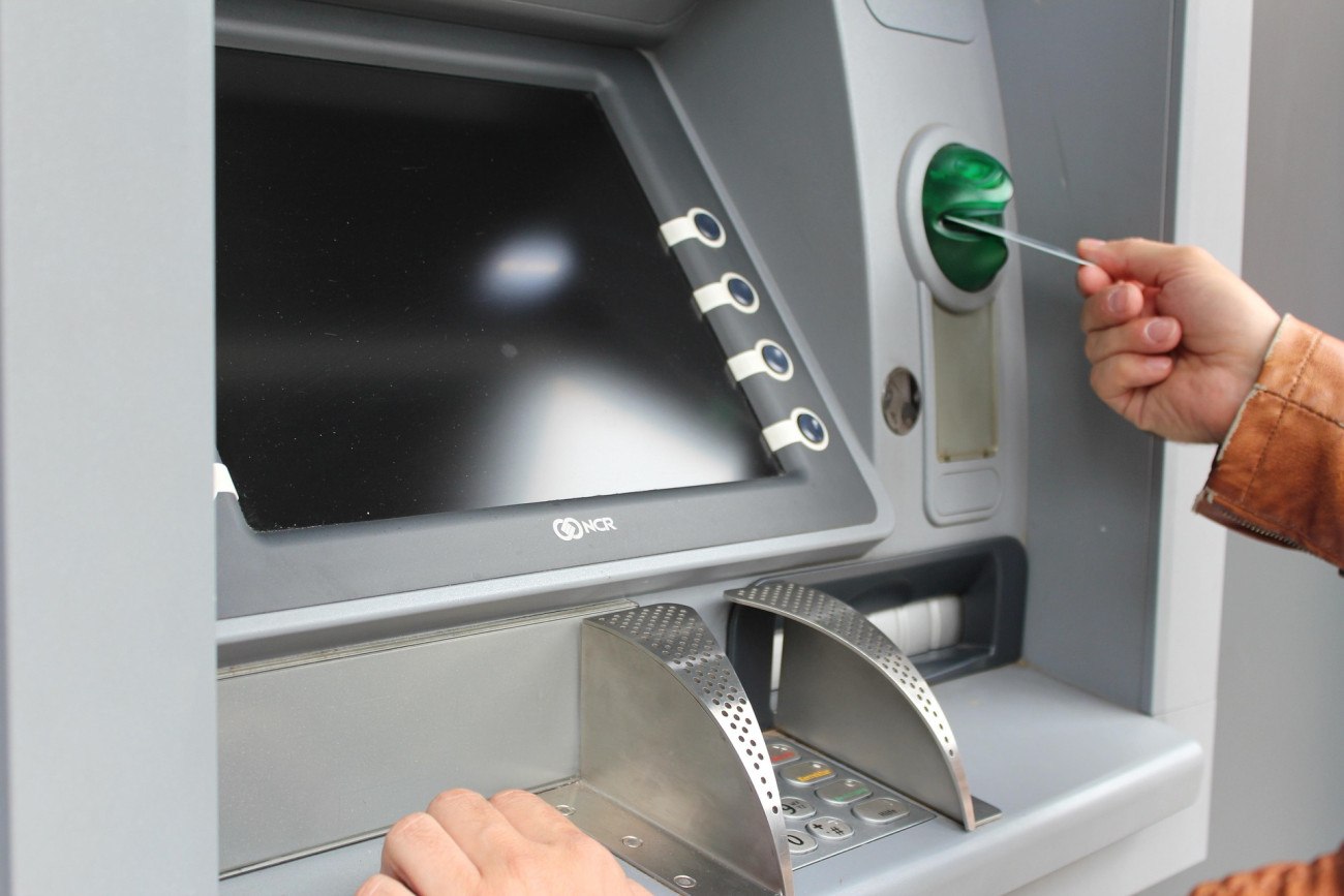 Η Ελλάδα περιορίζει τις τραπεζικές χρεώσεις με νέα νομοθεσία