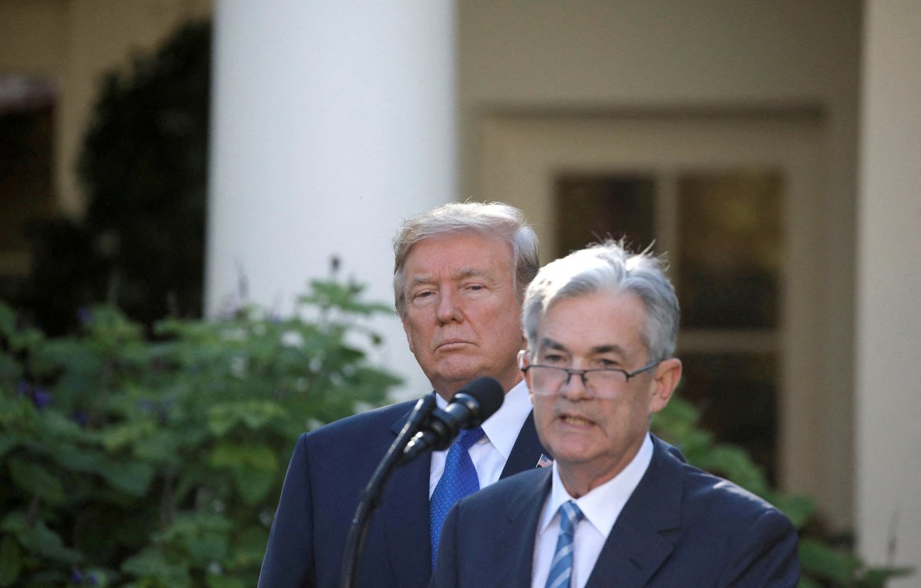 Αναπάντεχη επίσκεψη Τραμπ στη Fed – Αυξάνονται οι φήμες για την απόλυση του διοικητή