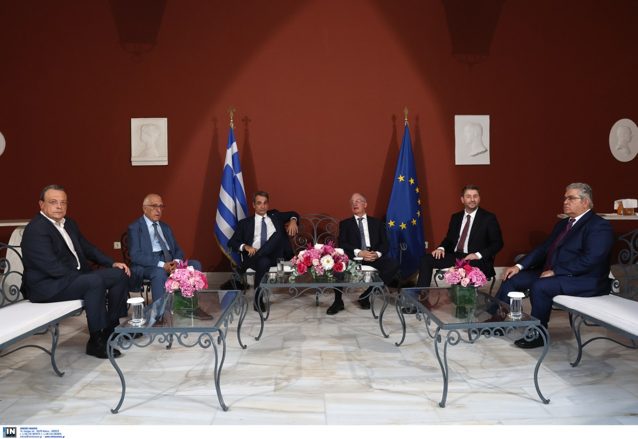 Η δεξίωση στο Προεδρικό Μέγαρο για την 51η επέτειο της αποκατάστασης της Δημοκρατίας: Οι καλεσμένοι και οι ηχηρές απουσίες