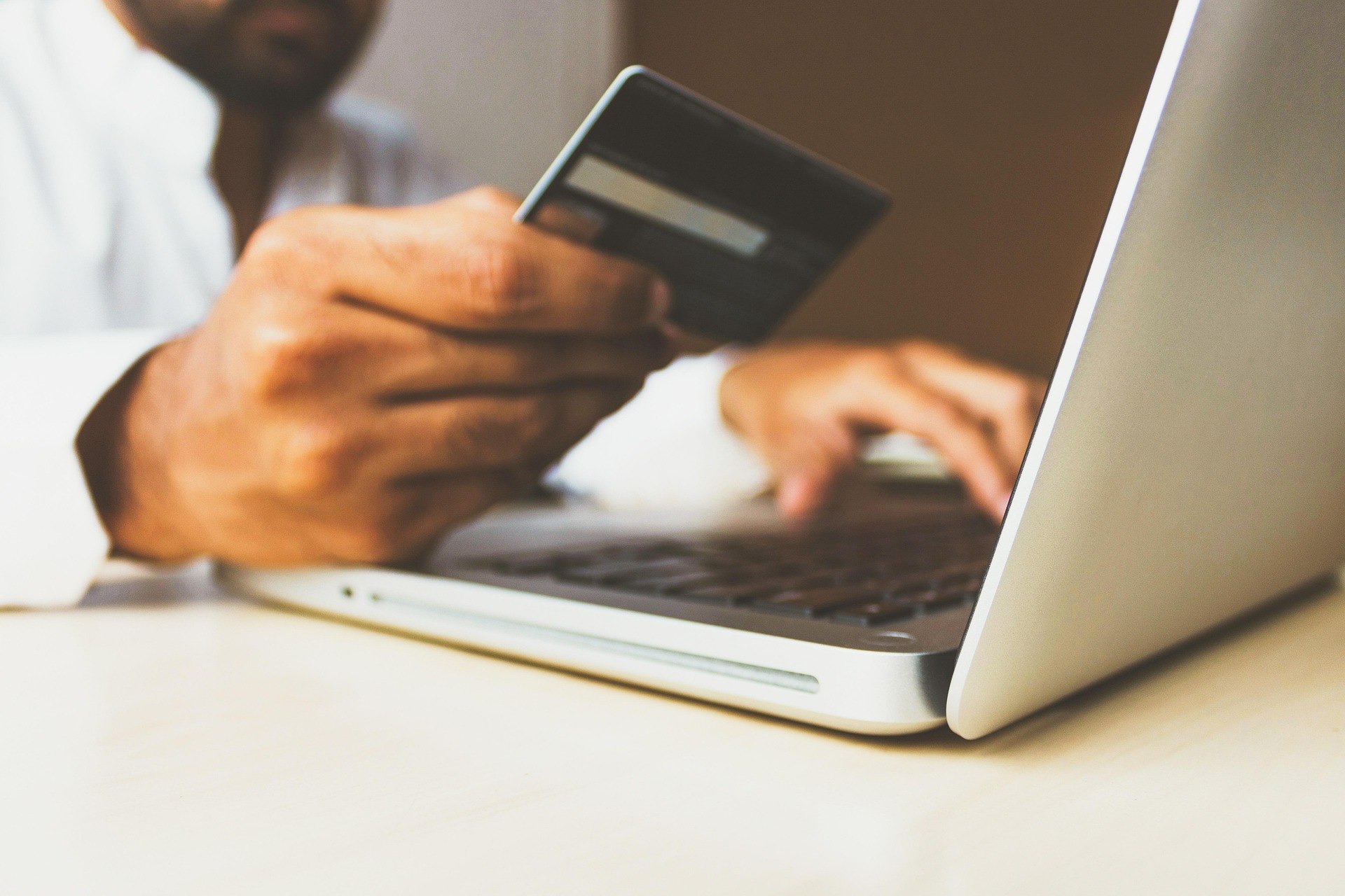 Έρευνα: Αλματώδης αύξηση στις online συναλλαγές από άτομα άνω των 65 ετών