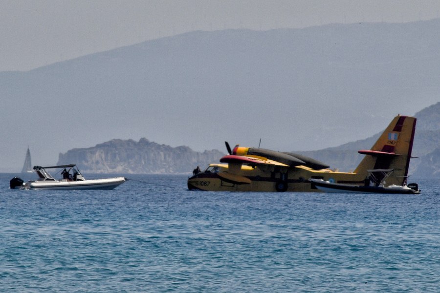 Ρυμούλκηση πυροσβεστικού αεροσκάφους στον Κορινθιακό Κόλπο μετά από αναγκαστική προσθαλάσσωση (βίντεο)