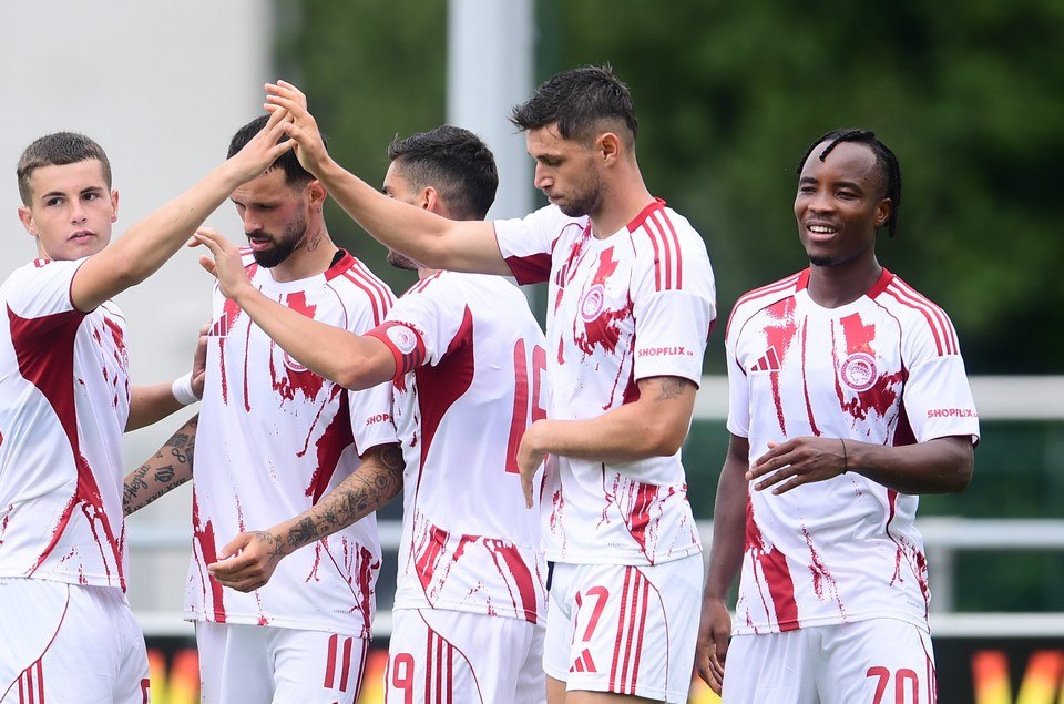 Η νίκη του Ολυμπιακού με 3-0 επί της Νόριτς και η ενθουσιώδης παρουσία των φιλάθλων