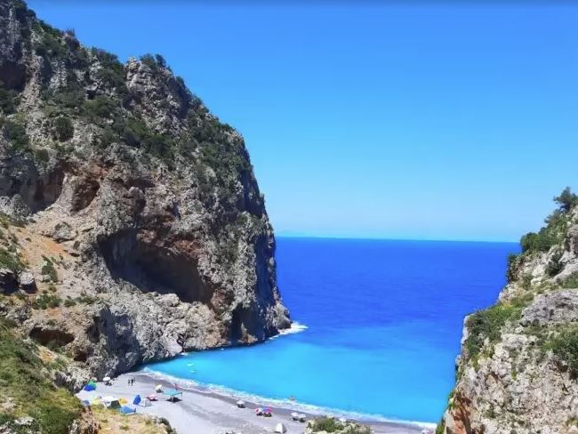 Εύβοια: Η παραλία με τα κρυστάλλινα νερά μόλις δύο ώρες από την Αθήνα