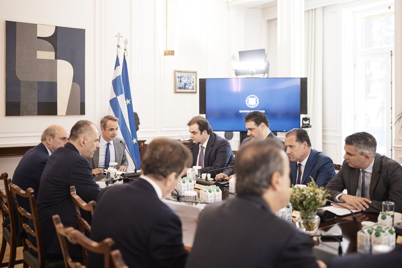 Η κυβερνητική προσπάθεια για ανασυγκρότηση εν μέσω κοινωνικής κρίσης