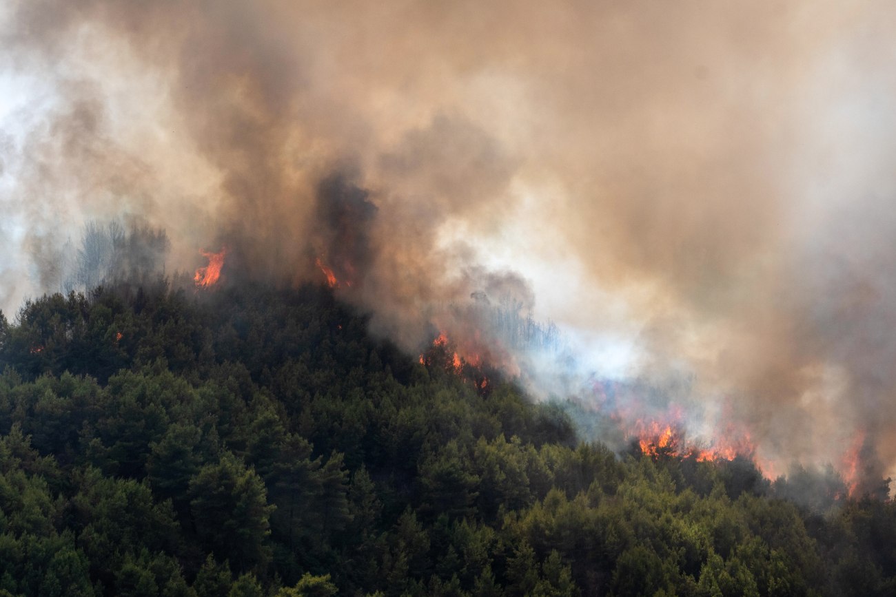 Συνεχιζόμενες πυρκαγιές σε Καστοριά και Ευρυτανία, ενεργές εστίες στο Κιλκίς