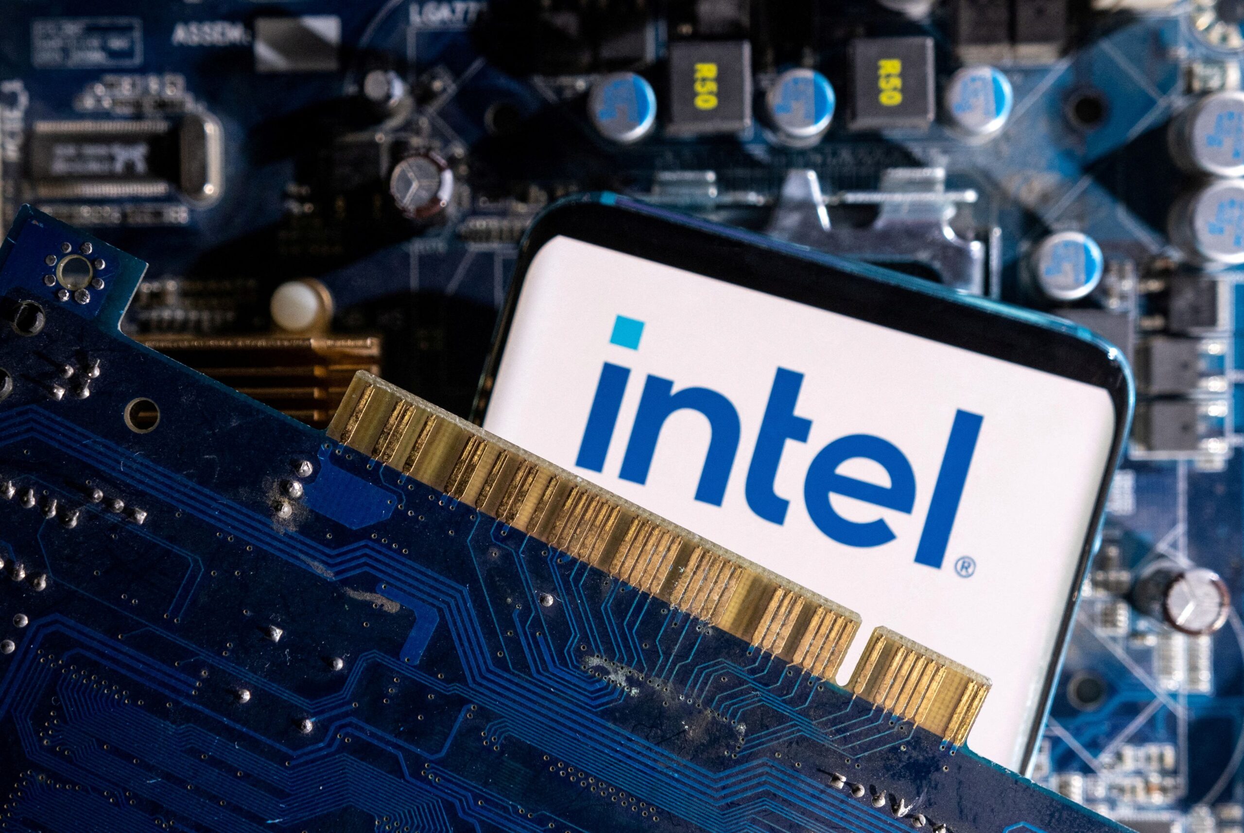 Η Intel εγκαταλείπει τα σχέδια για εργοστάσια ημιαγωγών στην Ευρώπη