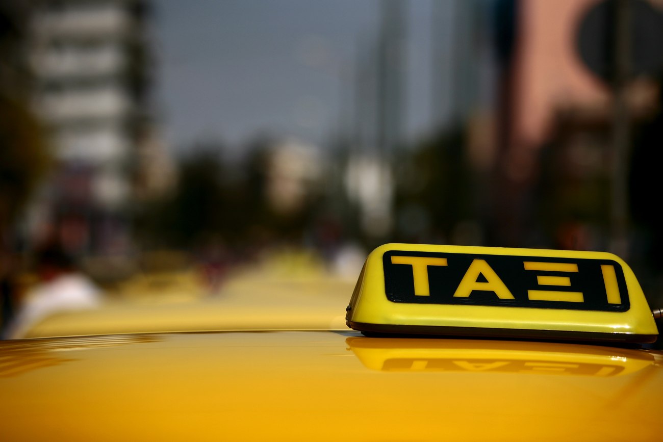 Σύλληψη οδηγού ταξί για υπερβολικό κόμιστρο από το Αεροδρόμιο στο Σύνταγμα