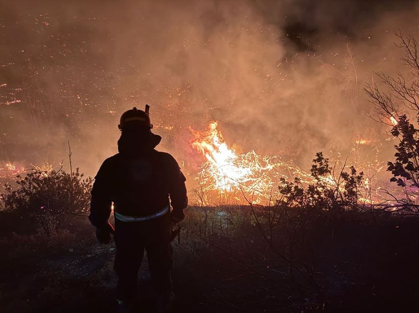 Δύσκολες στιγμές στην Εύβοια: Η μάχη κατά των φλογών συνεχίζεται