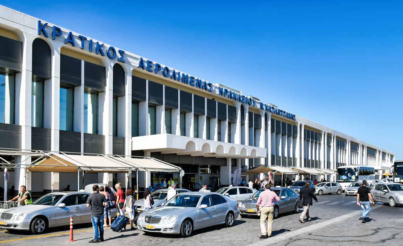 Ηράκλειο: Βανάκι συγκρούστηκε με τουρίστες στο αεροδρόμιο – Δύο άτομα στο νοσοκομείο