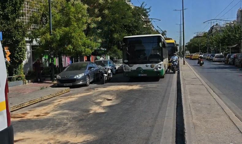 Τροχαίο ατύχημα στη λεωφόρο Αχαρνών: σύγκρουση λεωφορείου με αυτοκίνητο