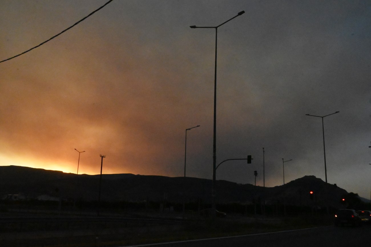Δύσκολες συνθήκες στα Κύθηρα καθώς οι πυρκαγιές μαίνονται υπό ισχυρούς ανέμους