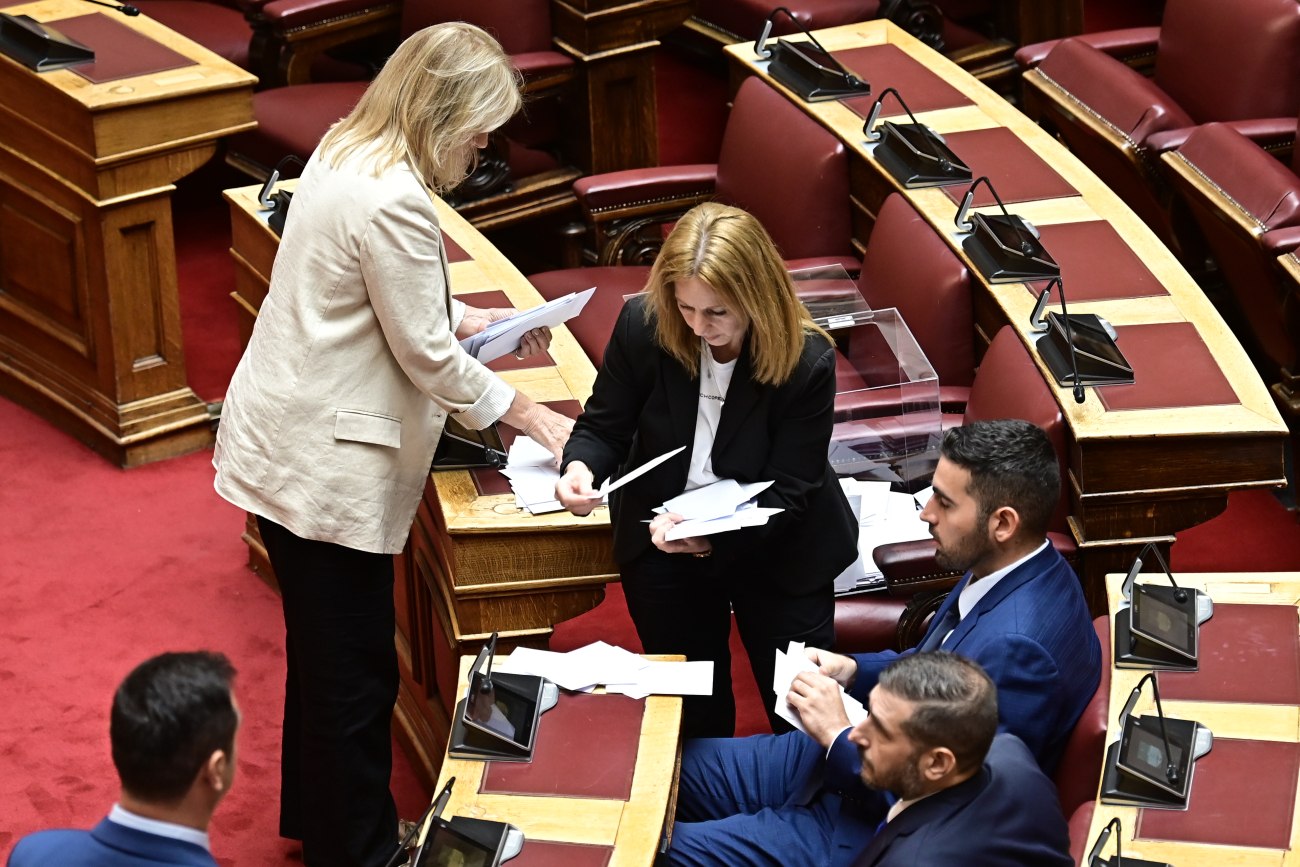 Βουλή: Το ενδεχόμενο γαλάζιας αποχής στη συζήτηση για την προανακριτική και η στάση του ΣΥΡΙΖΑ σχετικά με την εξεταστική επιτροπή