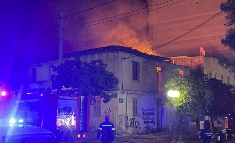 Φωτιά σε εγκαταλελειμμένο κτίριο στη Νέα Ιωνία