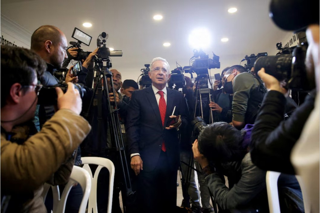 Κολομβία: Καταδίκη του πρώην προέδρου Ουρίμπε και καταγγελία των ΗΠΑ κατά των ριζοσπαστικών δικαστών