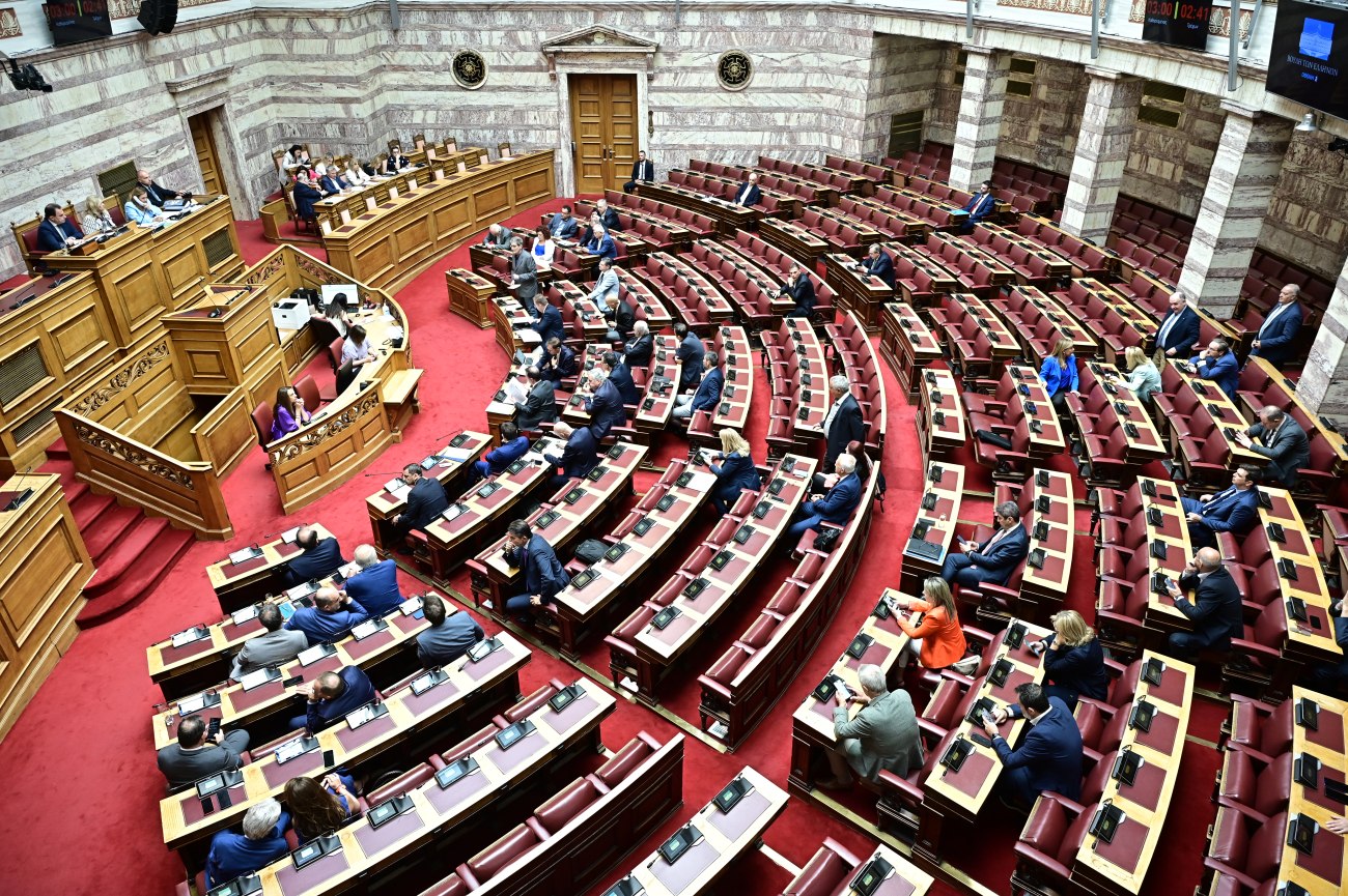 Ζωντανά η αντιπαράθεση των πολιτικών αρχηγών στη Βουλή για τον ΟΠΕΚΕΠΕ, στο βήμα ο Κουτσούμπας