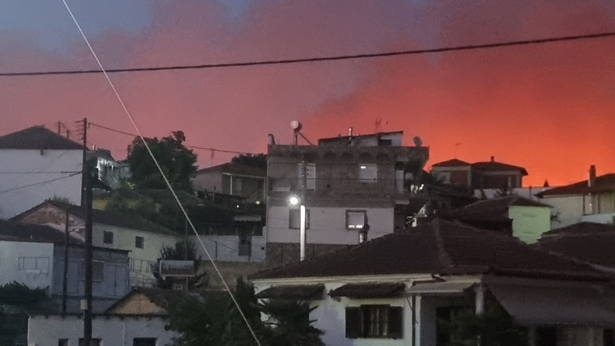 Σε πλήρη εξέλιξη η μεγάλη φωτιά στην Άσσηρο – Κλειστή η παλαιά εθνική οδός Θεσσαλονίκης-Σερρών