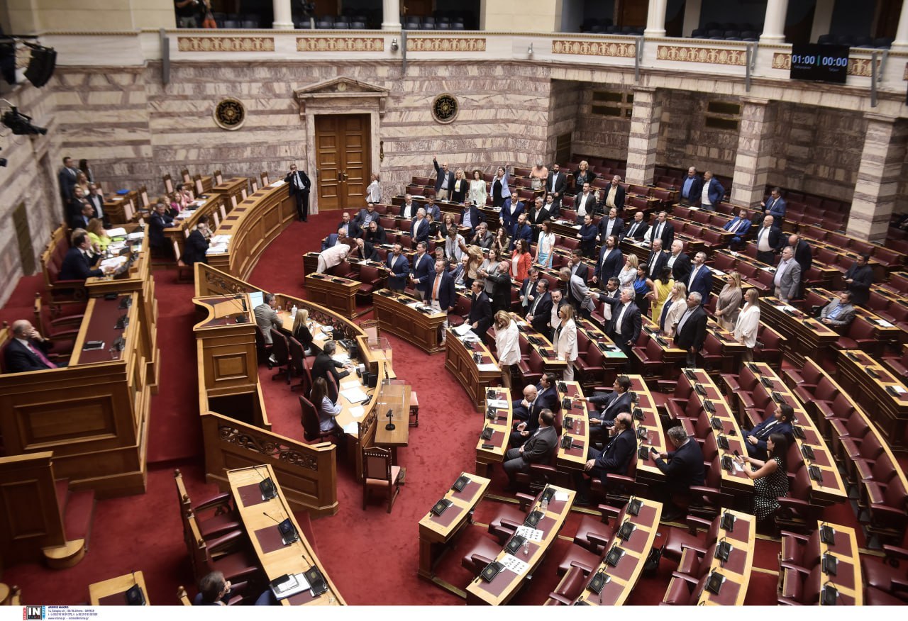 Η κυβέρνηση σε δύσκολη θέση για την υποβάθμιση της κοινοβουλευτικής διαδικασίας και οι προσπάθειές της να δικαιολογηθεί
