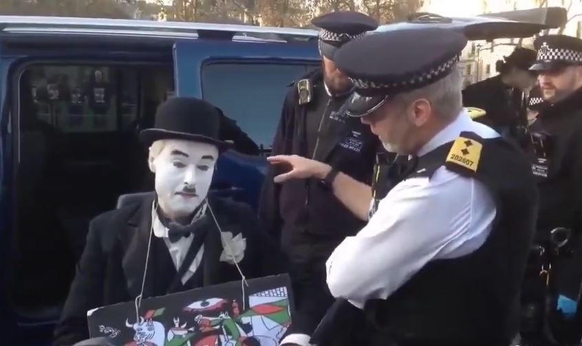 Η παράσταση του μίμου για την Παλαιστίνη συγκλονίζει τη Βρετανία