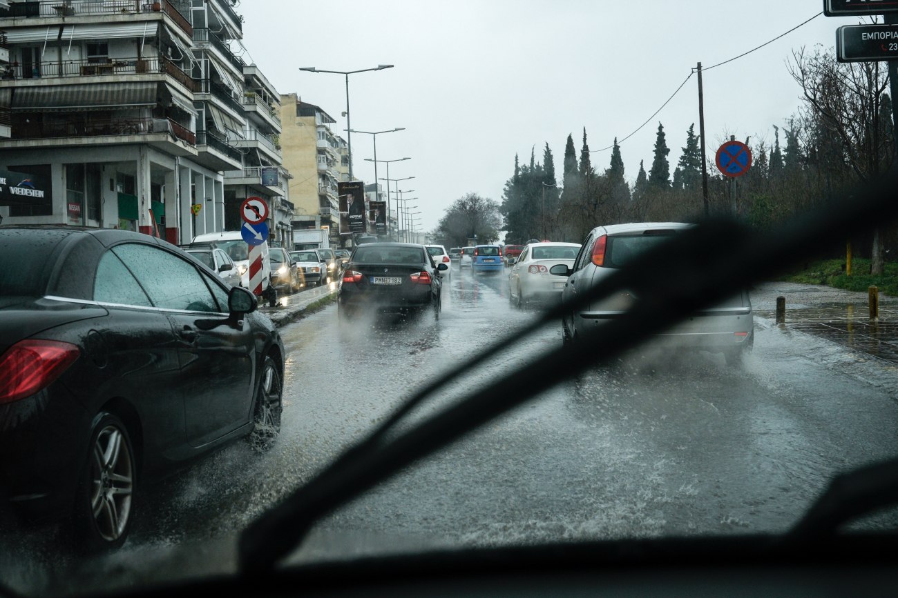 Θεσσαλονίκη: Ισχυρές βροχές προκαλούν πλημμυρικά φαινόμενα – Σημαντική αύξηση υδάτων στη Χαλκιδική (βίντεο)
