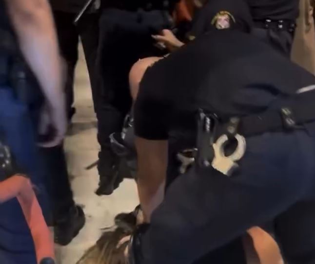 Σύνταγμα: Νέα επεισόδια αστυνομικής βίας κατά διαδηλωτή