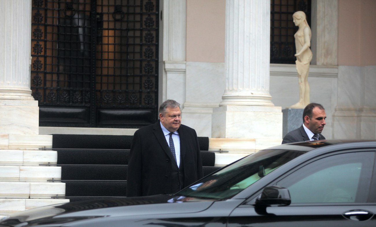 Σύγκρουση Βενιζέλου – Μαξίμου για την καταστρατήγηση των κοινοβουλευτικών διαδικασιών