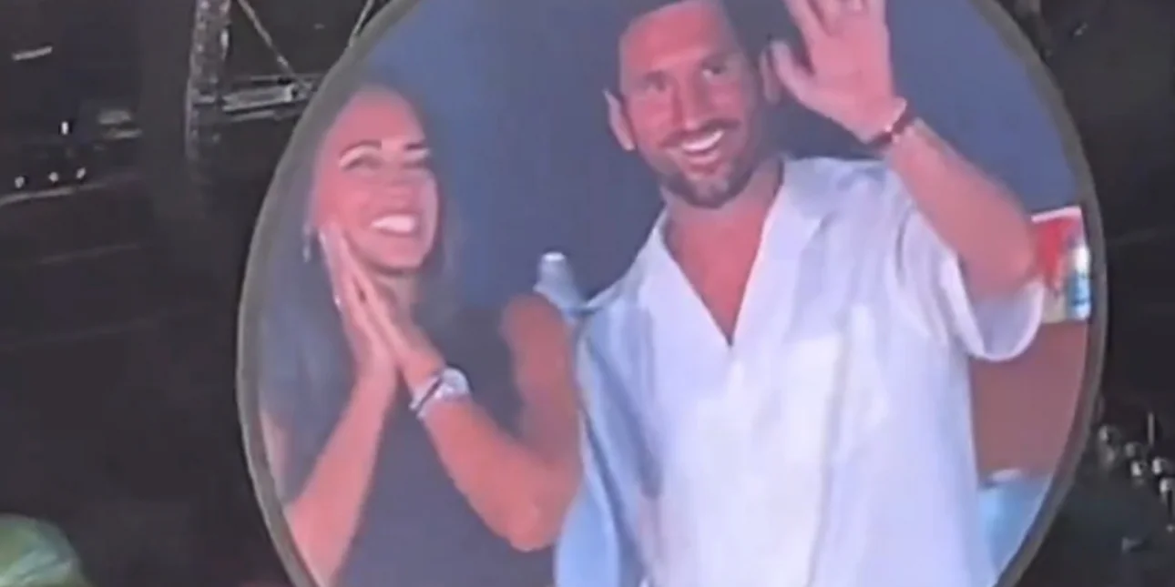 Η Kiss cam των Coldplay «έπιασε» τον Μέσι και τη σύζυγο του στη συναυλία στο Μαϊάμι – Εκτός αγώνα λόγω τιμωρίας