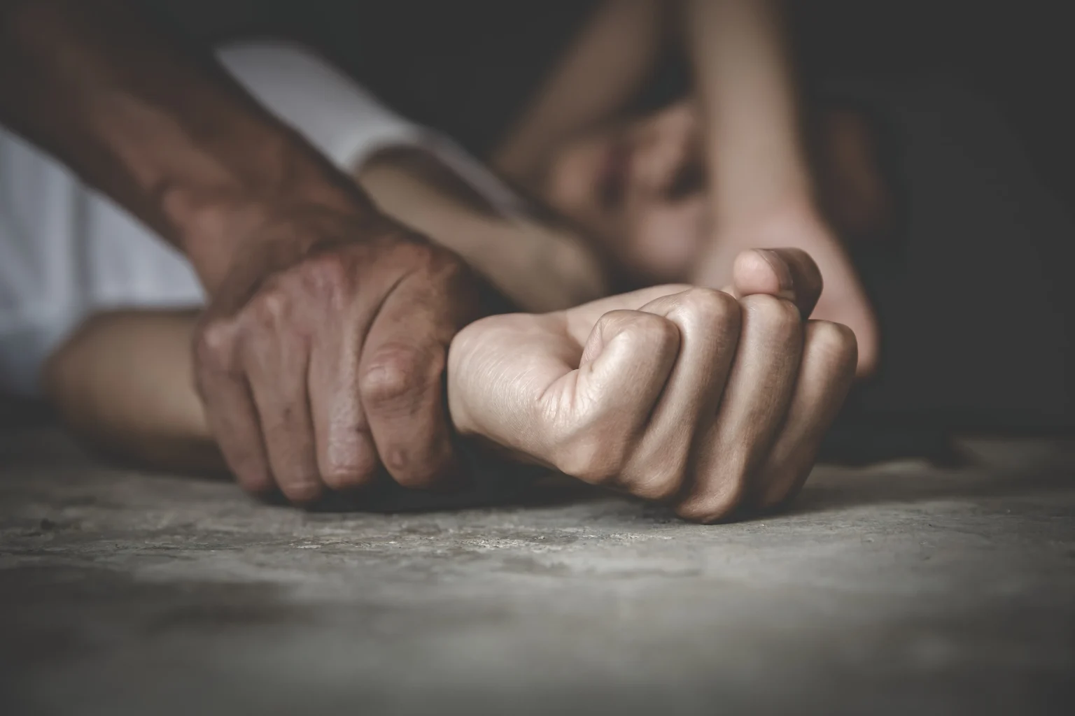 Συγκλονίζει εκπαιδευτικός που κακοποιήθηκε από τρεις άνδρες: «Με βίασαν, με ξυλοκόπησαν και τους αθώωσαν» – Συνεχίζουν τις απειλές