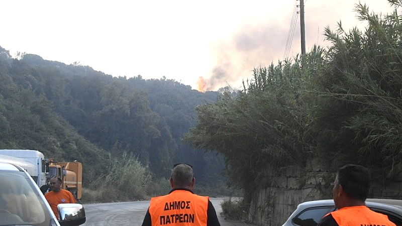 Βελτιωμένη κατάσταση στην Πάτρα: Συνεχής επιχείρηση εναέριων και επίγειων δυνάμεων πυρόσβεσης