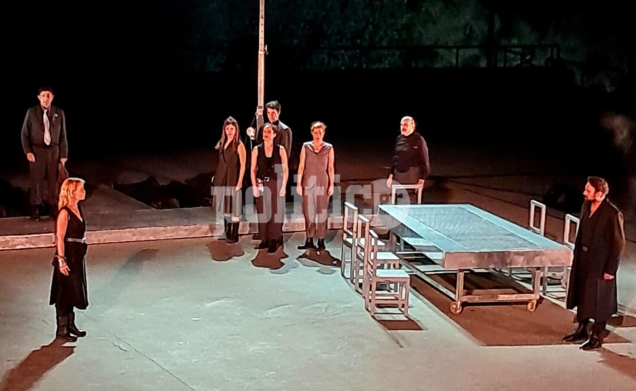 Η «Αντιγόνη» επιστρέφει στη Θεσσαλονίκη για ακόμη μια καθηλωτική βραδιά – Εικόνες και εντυπώσεις από την παράσταση του Ιουλίου