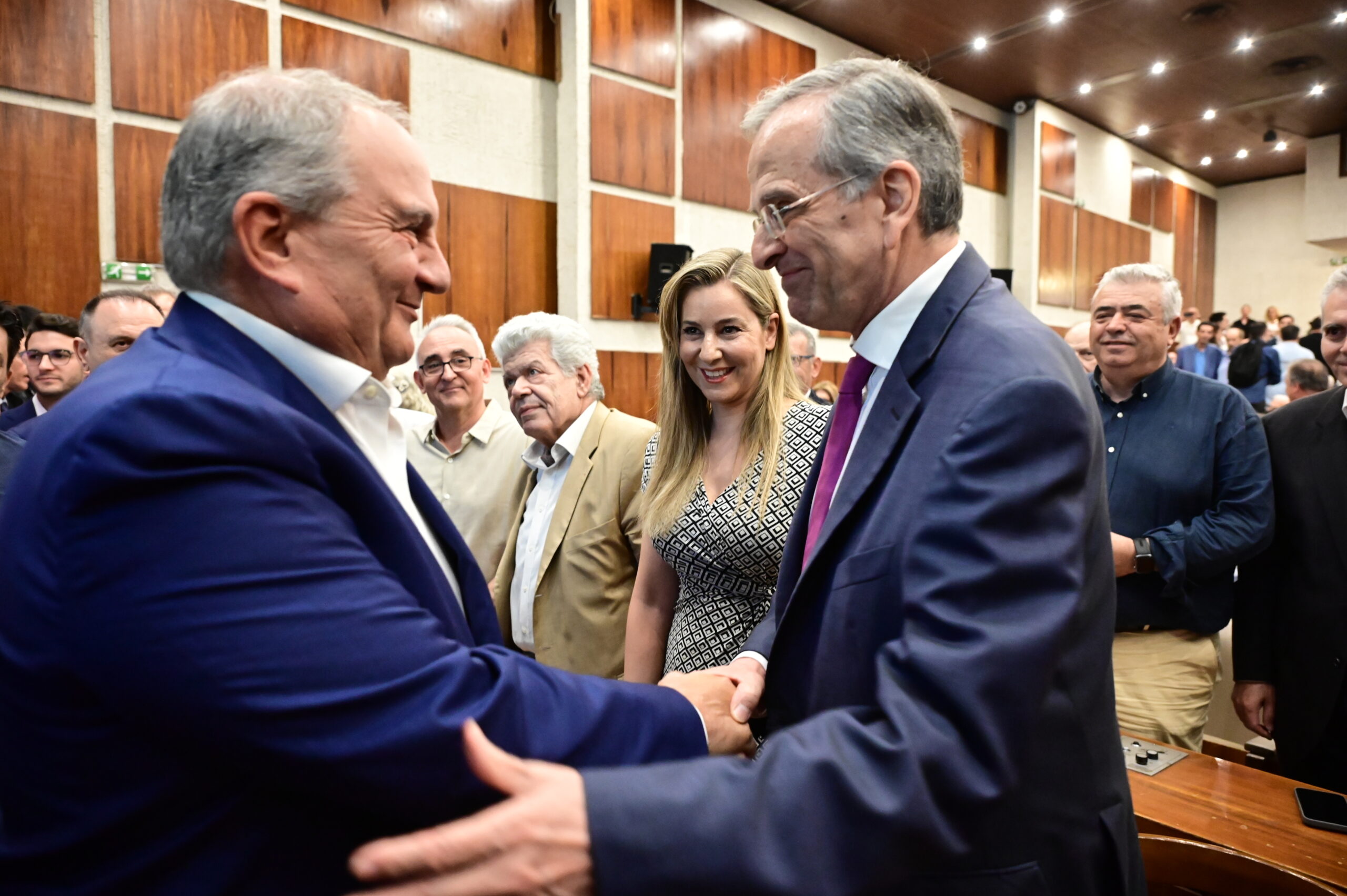 Το νέο χαρτί Σαμαρά και οι «σιωπηλές υπογραφές» Καραμανλή