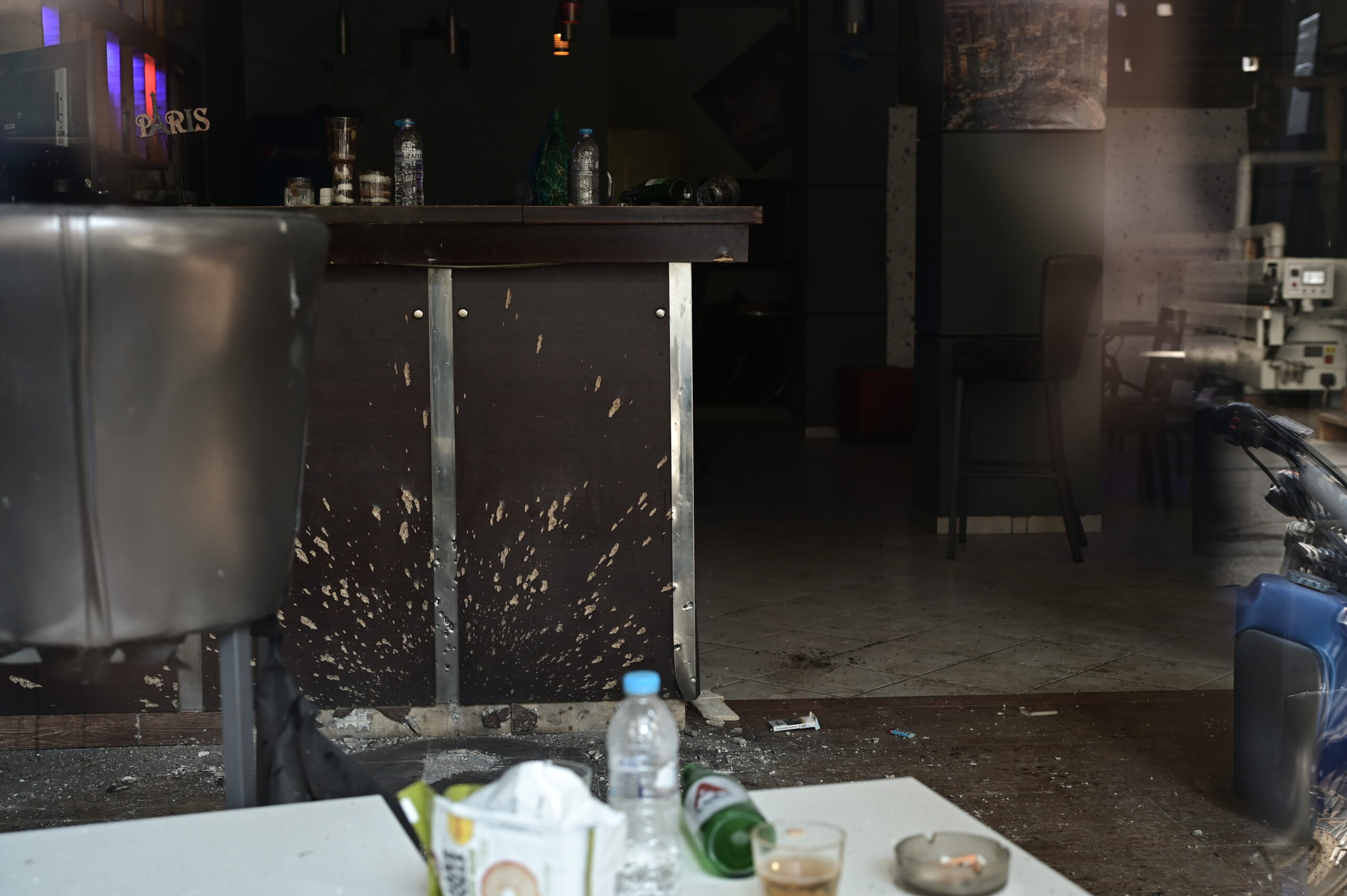 Από χειροβομβίδα η έκρηξη σε καφετέρια στον Άγιο Παντελεήμονα – Δύο τραυματίες, σήμερα καταθέτουν