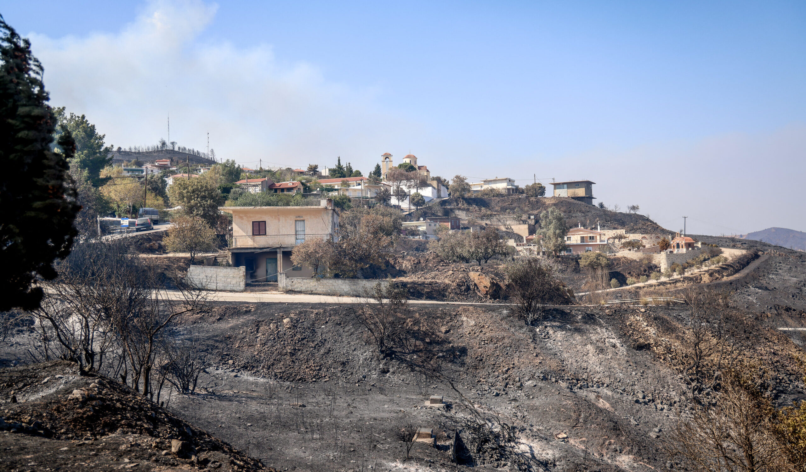 Πυρκαγιές: Βελτιωμένη εικόνα σε Αχαΐα και Χαλκιδική – Ενεργό μέτωπο συνεχίζεται στη Χίο