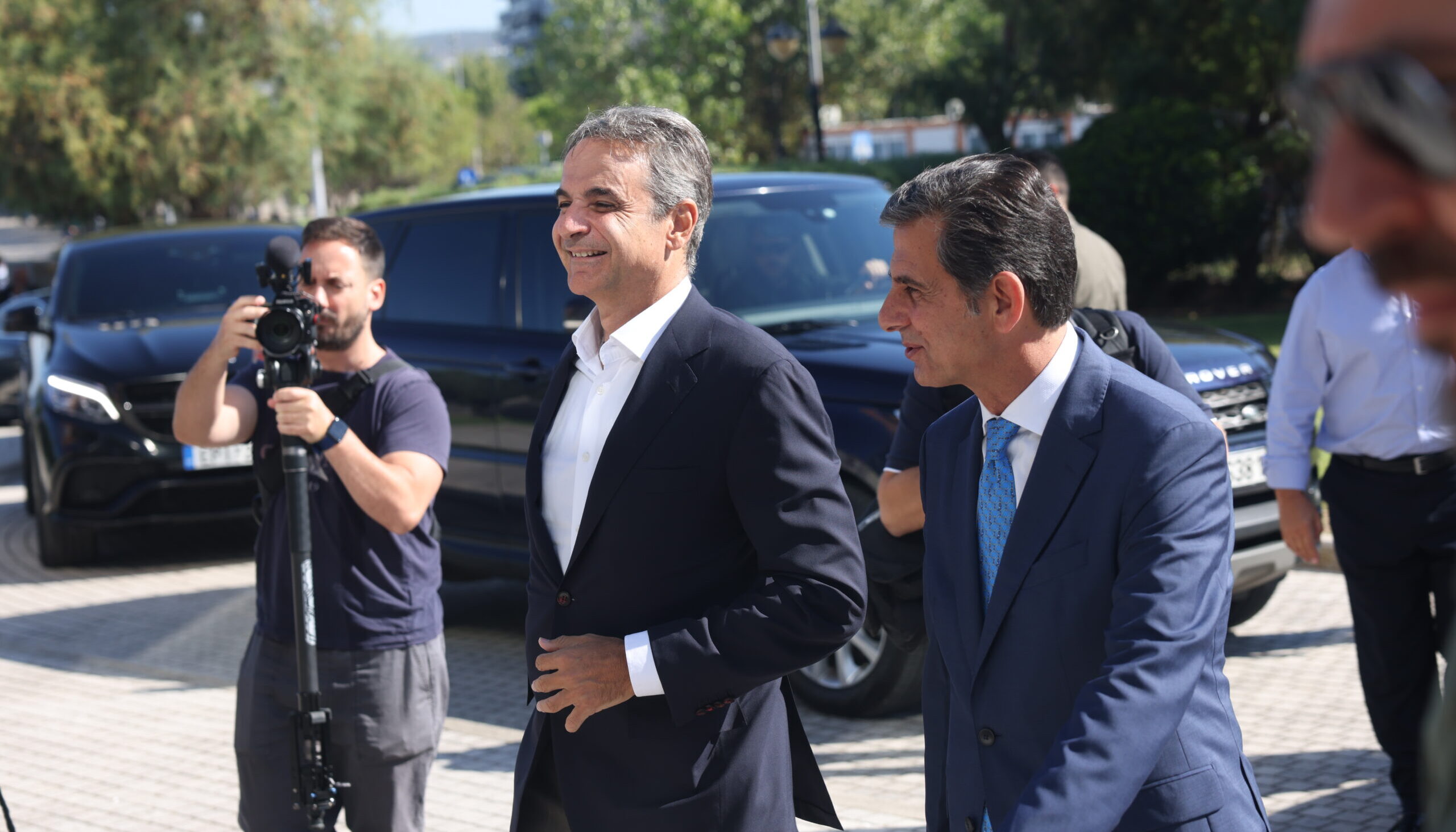 Ο Μητσοτάκης στη Θεσσαλονίκη με το μισό υπουργικό: Στρώνει έδαφος για τη 89η ΔΕΘ – Σύσκεψη με βουλευτές της πόλης