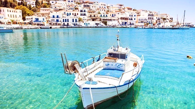 Ελλάδα: Σημαντικές διακρίσεις στα τουριστικά βραβεία The Trazees και Wherever 2025
