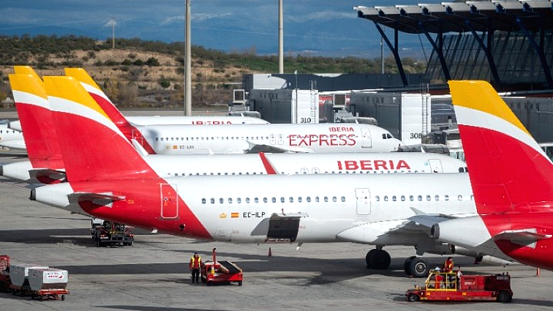 Πτήση της Iberia προκαλεί αντιδράσεις με δίσκους φαγητού που φέρουν το σύνθημα «Free Palestine»