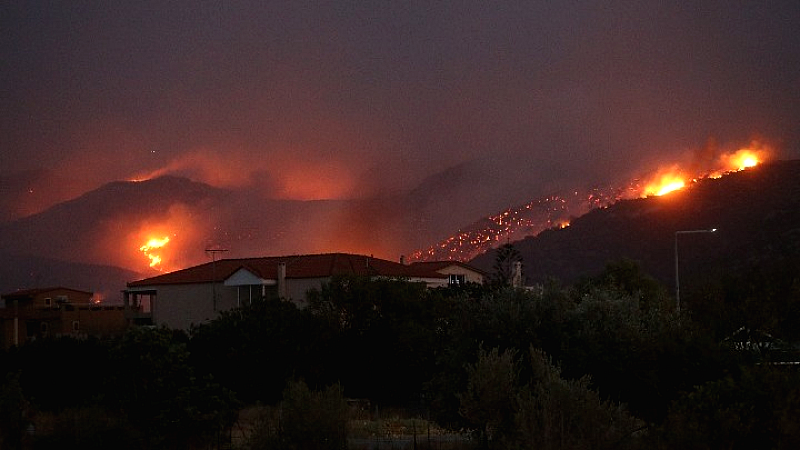 Αγώνας κατά της φωτιάς στην Ανατολική Αττική – Ενίσχυση των πυροσβεστικών δυνάμεων