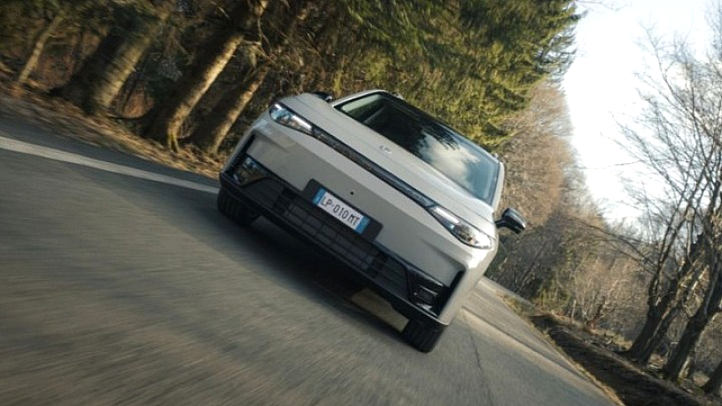 Δυναμική είσοδος του Leapmotor C10 AWD με 585 ίππους και μπαταρία 81,9 kWh