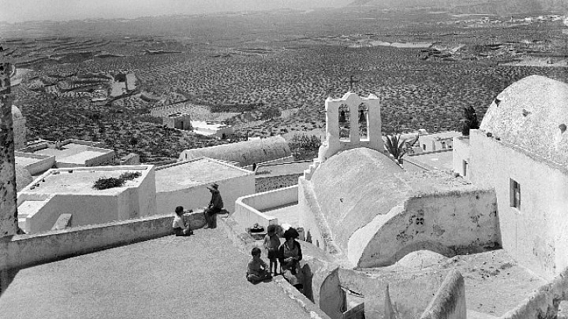 Η ιστορία της Σαντορίνης μέσα από τον φακό της Nelly’s – Φωτογραφική έκθεση στο Κέντρο Φωτογραφίας Καστελάνα