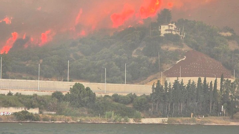 Επιχειρήσεις απεγκλωβισμού σε Πάτρα και Χίο λόγω πυρκαγιών