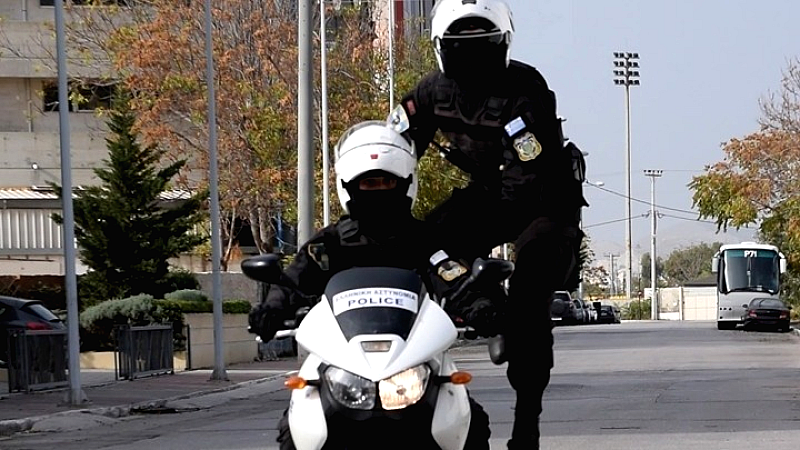 Σύλληψη 19χρονης για παραμέληση του 5χρονου αδερφού της που διέσωσε η ομάδα ΔΙΑΣ