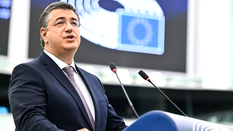 Συλλυπητήρια από τον επίτροπο Απόστολο Τζιτζικώστα για τον ξαφνικό θάνατο του Απόστολου Βεσυρόπουλου