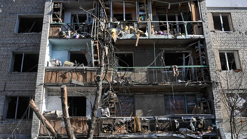 Τραυματισμοί και καταστροφές στη Λοζόβα μετά από ρωσική επιδρομή – Πυρκαγιές στη Ρωσία από ουκρανικά drones