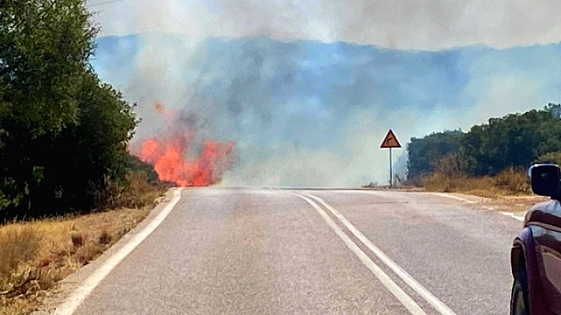 Μερικώς ελεγχόμενη η πυρκαγιά στο Στρατώνι Χαλκιδικής