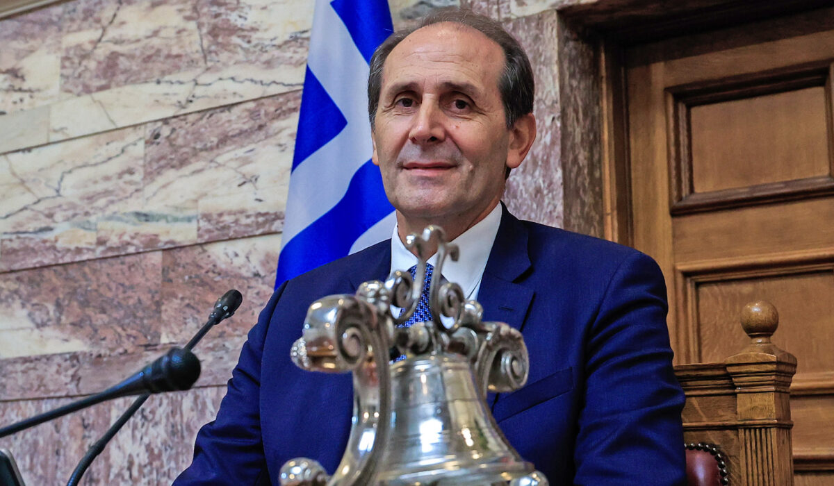 Πέθανε ο Απόστολος Βεσυρόπουλος από ανακοπή καρδιάς