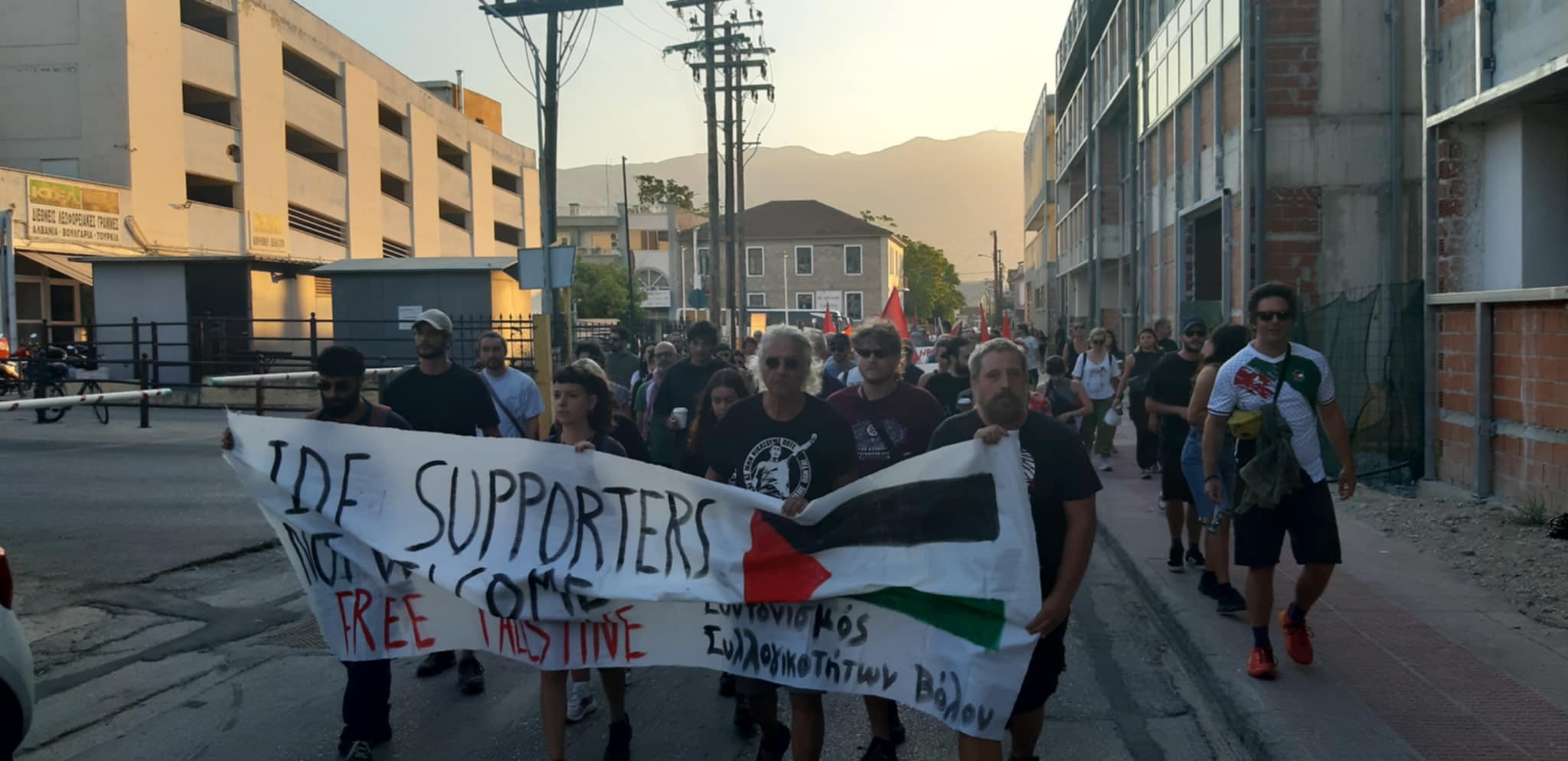 Βόλος: Διαδηλωτές υποδέχτηκαν τους Ισραηλινούς τουρίστες στο λιμάνι – Συμπλοκές με την αστυνομία