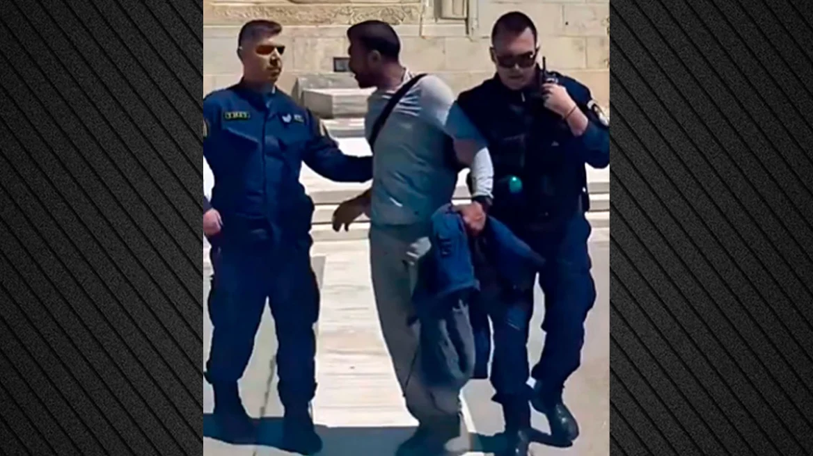 Fake news για τον «μετανάστη που επιτέθηκε στους Εύζωνες»: Τι πραγματικά συνέβη στο Σύνταγμα