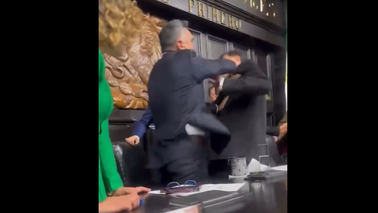 Μεξικό: Γερουσιαστές πιάστηκαν στα χέρια μετά από κατηγορίες για εμπλοκή των ΗΠΑ στον αγώνα κατά των καρτέλ (Βίντεο)