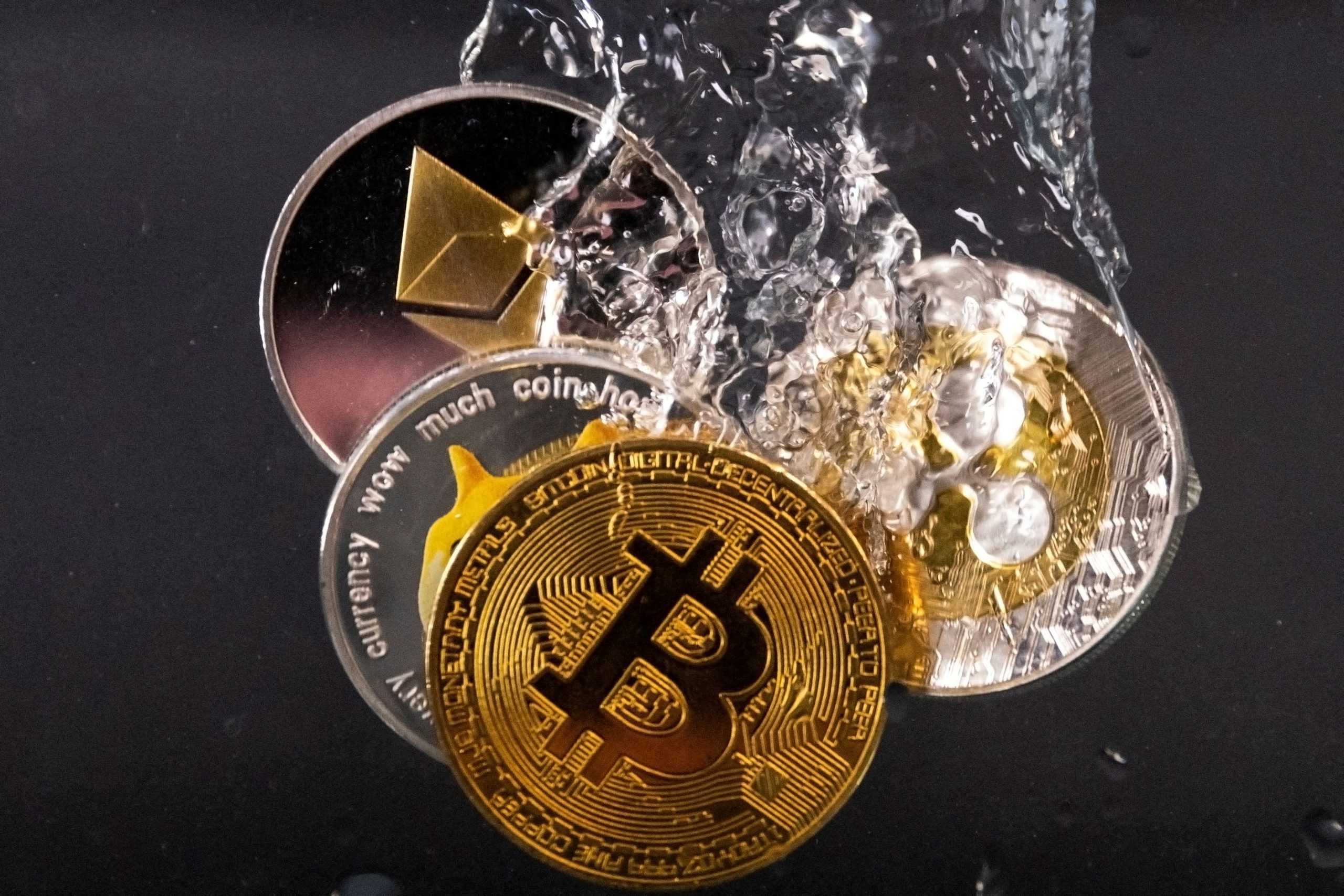 Πτώση του bitcoin σε χαμηλό τριών εβδομάδων μετά το ρεκόρ του Ιουλίου