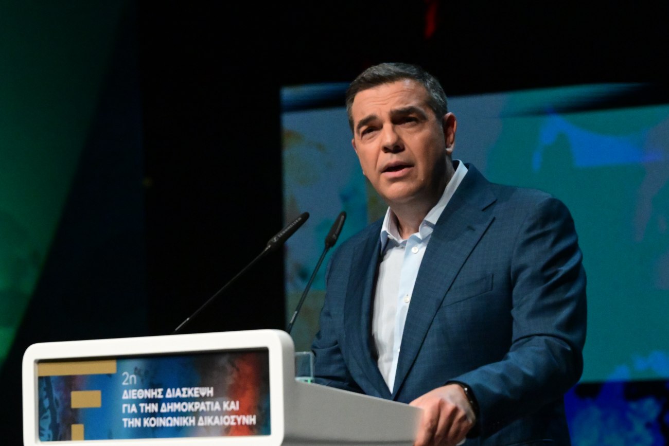 Ο Τσίπρας καταγγέλλει ολιγωρία και λάθη της κυβέρνησης στην υπόθεση της Μονής Σινά, επικεντρώνοντας στη λιμοκτονία στη Γάζα