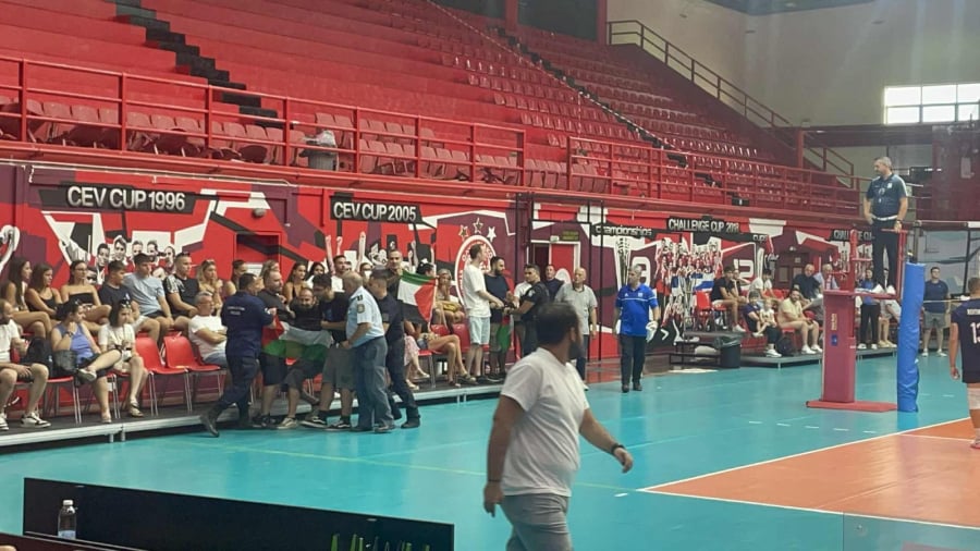 Βόλεϊ: Προσαγωγές φιλάθλων που κρατούσαν παλαιστινιακές σημαίες στον αγώνα Ελλάδα – Ισραήλ